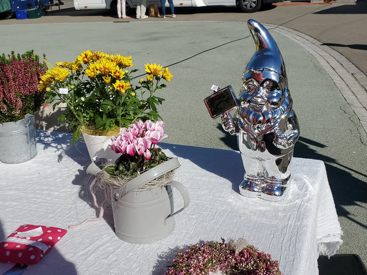 Ein Tisch mit Blumen und einem Zwerg.